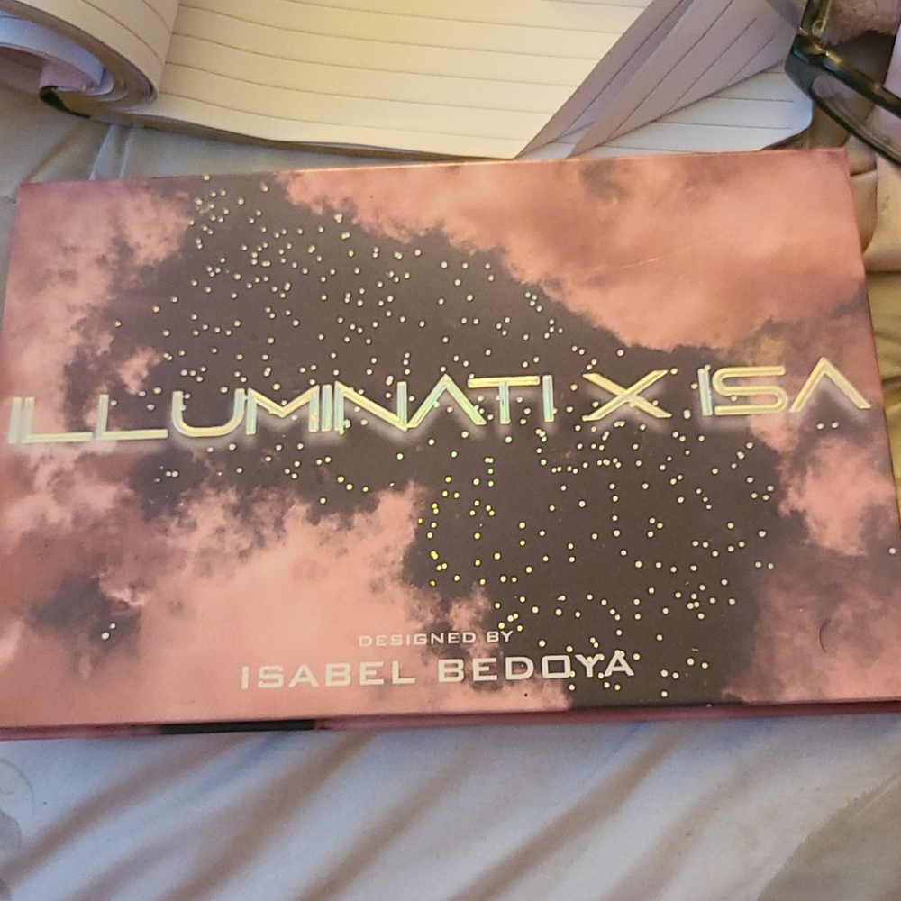 Eye shadow palette designed by Isabel bedoya